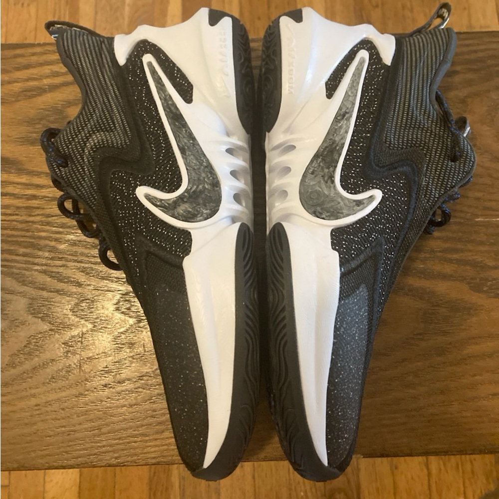 Brand new in the box Nike Men Cosmic Unity 2.